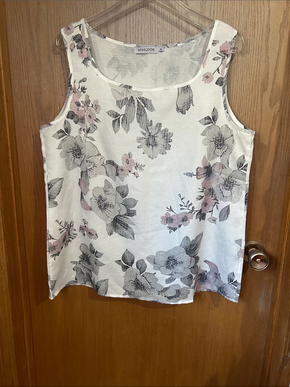 MISSLOOK White Floral Scoop Neck Camisole with Soft Pink Accents